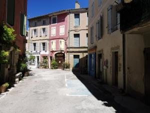 马洛塞讷La suite du beffroi的一条有楼房的小巷里空荡荡的街道