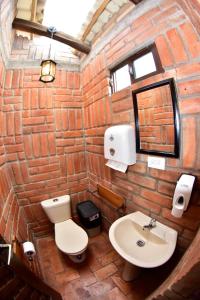 昆卡Estancia Lolita (Cabaña en Cuenca)的砖砌浴室设有卫生间和水槽