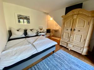 瓦尔赫湖Ferienhaus Sonnleiten的卧室配有一张白色大床和蓝色地毯。