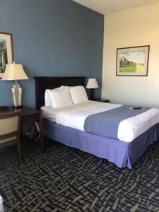 弗吉尼亚海滩海角酒店的酒店客房配有两张床和一张书桌