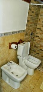 巴耶埃尔莫索El Piul的浴室配有白色卫生间和盥洗盆。