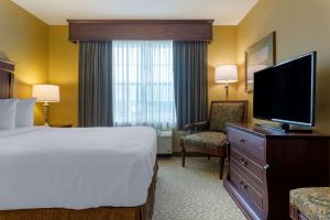 大瀑布大瀑布贝斯特韦斯特套房酒店的配有一张床和一台平面电视的酒店客房