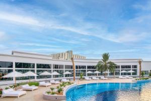 阿布扎比Radisson Blu Hotel & Resort, Abu Dhabi Corniche的一座带游泳池和度假村的酒店