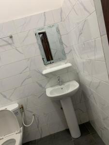 科托努Peaceful Stay 1SR的一间带水槽、镜子和卫生间的浴室