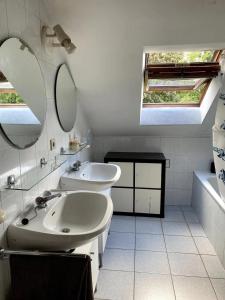 斯滕奥克尔泽尔Perk25A的白色的浴室设有水槽和镜子