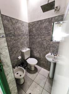 圣胡安Hotel Estrella Andina的一间带卫生间和水槽的浴室
