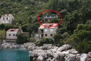 巴比诺波尔杰Apartments by the sea Sobra, Mljet - 4898的河畔山丘上的房屋