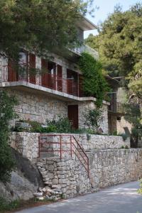 巴比诺波尔杰Apartments by the sea Sobra, Mljet - 4898的石屋,石墙和红色栏杆