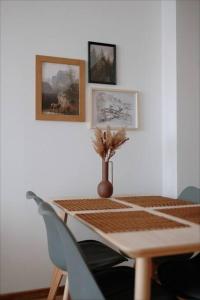 多纳瓦利Bon Repos Apartmán的一张木桌,上面有花瓶