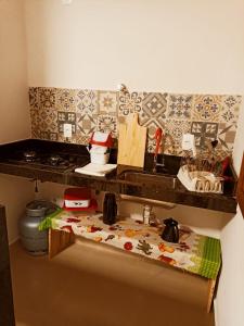 皮雷诺波利斯Chalés por do sol的厨房配有水槽和台面
