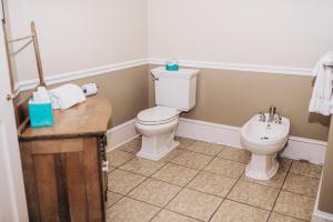 GrotonBenn Conger Inn的一间带卫生间和水槽的浴室