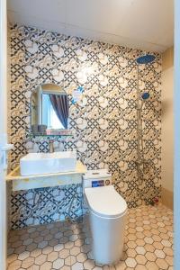 大叻RAON Villa - STAY 24H的一间带卫生间、水槽和镜子的浴室