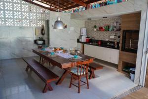 塔曼达雷Casa na Praia dos Carneiros/PE. Cond. Village IV.的厨房配有木桌和柜台。