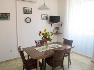 科米扎Apartments by the sea Komiza, Vis - 8533的餐桌、椅子和花瓶