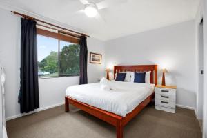 拜伦湾Byron Bay Accom Unit 6 70 Lawson Street - Atlantis的一间卧室设有一张大床和一个窗户。