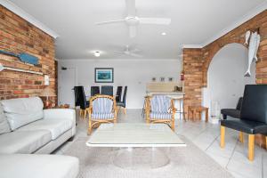拜伦湾Byron Bay Accom Unit 6 70 Lawson Street - Atlantis的客厅配有白色的沙发和椅子