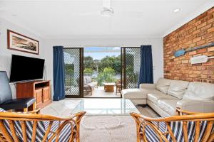 拜伦湾Byron Bay Accom Unit 6 70 Lawson Street - Atlantis的带沙发和电视的客厅