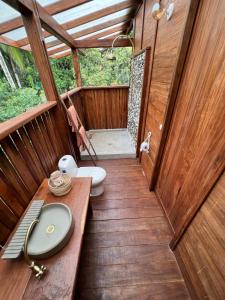 努基Irana Pacific Hotel的木屋内的浴室设有2个卫生间