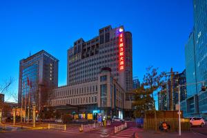 呼和浩特内蒙古维力斯大酒店的一群高大的建筑在晚上在城市里