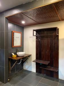 萨帕Sapa Rosie House的一间带水槽和木门的浴室
