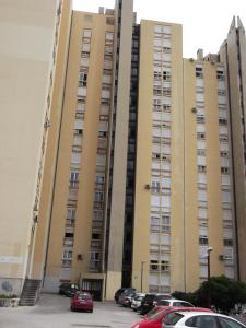 斯普利特Apartments with WiFi Split - 11312的一座大型建筑,前面有汽车停放