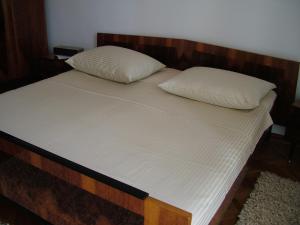 斯普利特Apartments with WiFi Split - 11312的床上有2个枕头