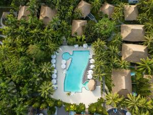 富国L'Azure Resort and Spa的享有带游泳池的度假村的空中景致