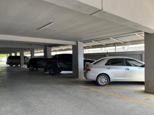 Chai BadanNaraigrand Hotel (โรงแรมนารายณ์แกรนด์)的车库内停放两辆车