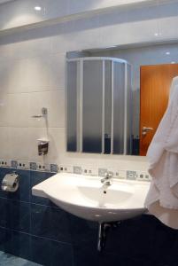 布尔加斯卢克索酒店的一间带水槽和镜子的浴室