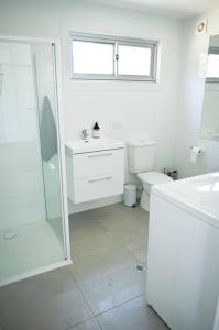 Joadja CreekFarm Stay Unique Barn in Southern Highlands的白色的浴室设有卫生间和水槽。