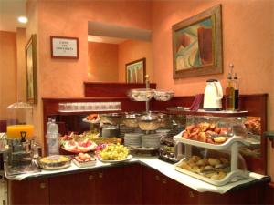 佛罗伦萨亚利桑那酒店的包含多种不同食物的自助餐