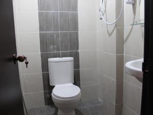 瓜埠ISLAND TIME MOTEL KUAH的一间带卫生间和水槽的浴室