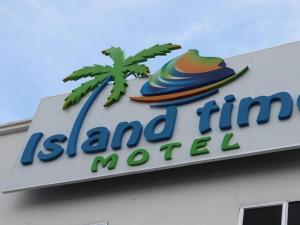 瓜埠ISLAND TIME MOTEL KUAH的棕榈树岛旅馆的一个标志