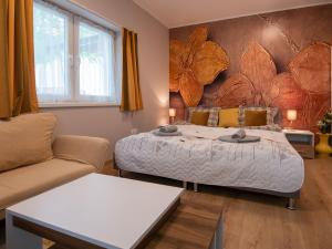 森特什Levendula vendégház的一间卧室配有一张床和一张沙发