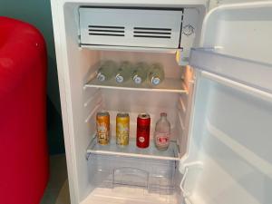 卡农勒派提特圣特罗佩度假屋的配有饮料和苏打水的开放式冰箱