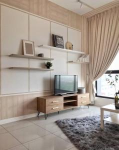普崇Pavilion Premier Suite Puchong - 6-7pax 3R2B的客厅配有木柜上的电视
