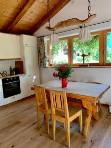 基茨比厄尔Zuhaus Schernfeichten的厨房配有大型木桌和椅子