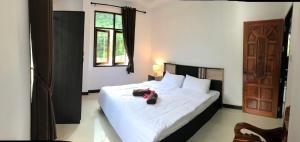 高兰Orchid Pool -Villa 3 bedrooms的一间卧室,床上有泰迪熊