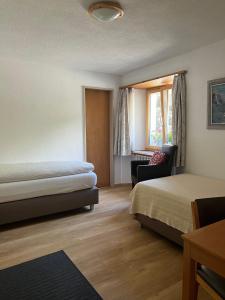 策尔内茨阿德勒加尼酒店的酒店客房,配有两张床和椅子