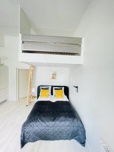 奥尔堡aday - Harbor Groundfloor Own Entrance - Studio的白色客房的一张床位,配有黄色枕头