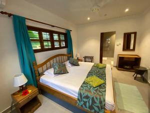普拉兰多尔度假屋的一间卧室配有一张带蓝色窗帘的大床