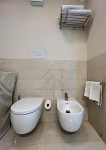 特拉帕尼Luxury Loft on the Sea的浴室配有白色卫生间和盥洗盆。