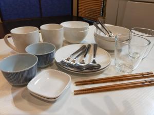 京都龍馬坂荘：1日1組限定・東山清水のてっぺんの小さなお宿、わんこと一緒に。的一张桌子上摆放着白菜和筷子