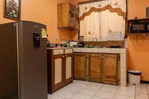 利蒙港Marta's Guesthouses, apartamentos con entrada autonoma的厨房配有木制橱柜和冰箱。