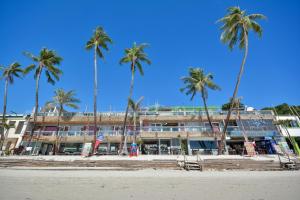 长滩岛钻石水畔度假酒店的棕榈树海滩上的酒店