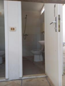 维纳克斯特里奇威哥娜沃查酒店的通往带卫生间的浴室的开放式门