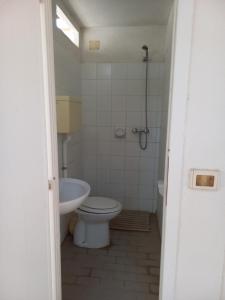 维纳克斯特里奇威哥娜沃查酒店的一间带卫生间和水槽的浴室