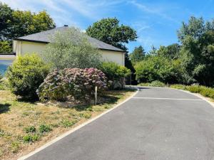 RoscanvelMaison spacieuse à deux pas de la plage的通往灌木丛房屋的道路