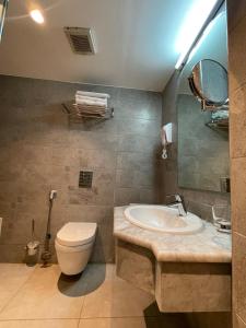 亚喀巴得维克1号酒店的一间带卫生间和水槽的浴室