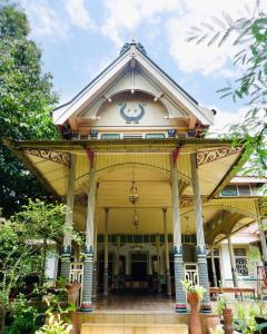 日惹恩达朗内坦皇家传统旅馆的一座大型建筑,上面有钟